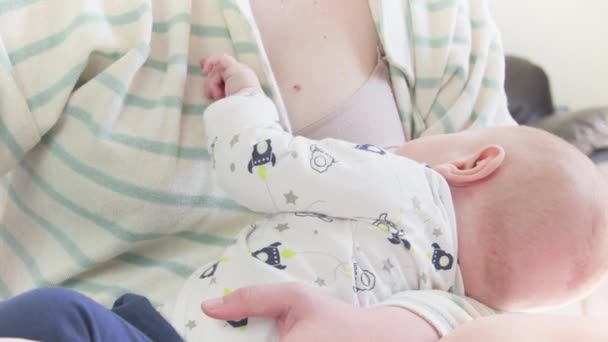 Baby Vijfde Maand Van Het Leven Zuigende Melk Uit Moederborst — Stockvideo