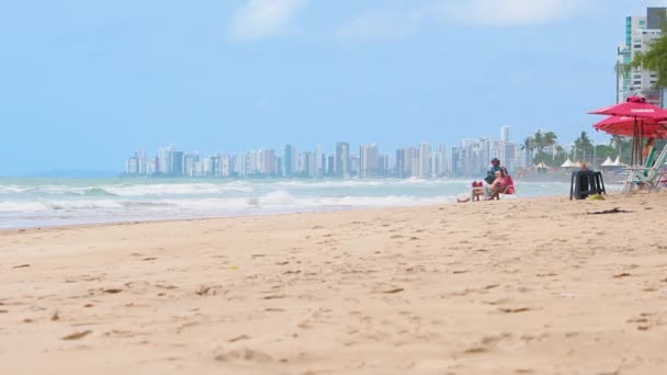 2021年10月14日 巴西首都累西腓 早上在Boa Viagem海滩 背景是海滩 大海和城市 — 图库视频影像