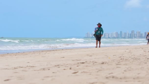 레시페 브라질 2021 비아그 해변에서 하루를 시작하는 선크림 판매업자 — 비디오