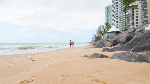 Vista Praia Pessoas Fazendo Caminhada Matinal Areia Uma Cidade Beira — Vídeo de Stock