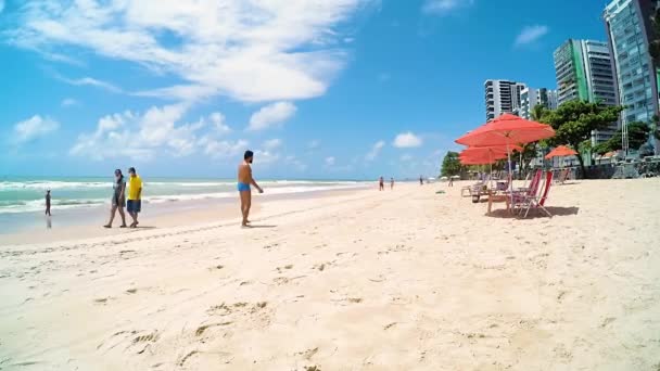 Boa Viagem Sahilindeki Sabahın Hızlandırılmış Videosu Kumsaldaki Banyo Satıcılar Nsanlar — Stok video