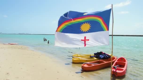 Κρατική Σημαία Pernambuco Στην Παραλία Muro Alto Μερικά Καγιάκ Γύρω — Αρχείο Βίντεο