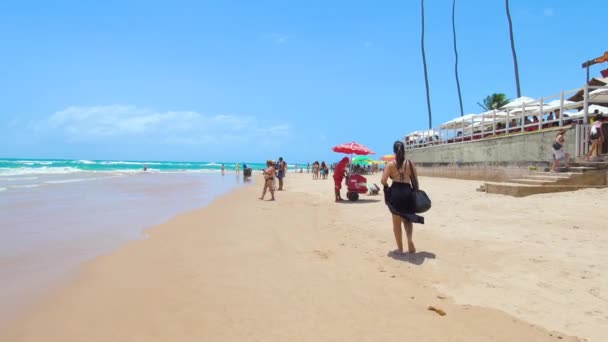 2021年10月15日 在Pirajuba餐厅前的Pontal Cupe海滩散步 广阔的海滩视野和一些沐浴者享受着这一天 伯南布哥的旅游目的地 — 图库视频影像