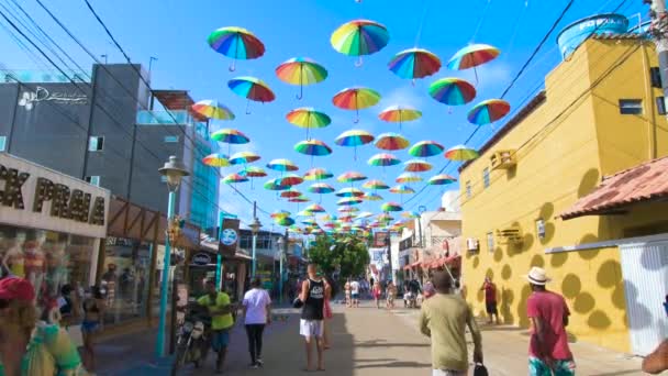 Ipojuca ブラジル 2021年10月15日 ポルト ガリニャスのダウンタウンで色のついたフレボ傘をぶら下げています 商業地の観光名所 — ストック動画