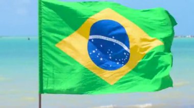 Brezilya bayrağı rüzgarla dalgalanırken Brezilya 'nın kuzeydoğusunda güzel bir plajda. Bir sahil turizm beldesinde ülke bayrağı.
