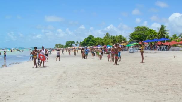 2021年10月17日 巴西阿尔茨海默 Maragogi 人们在称为 巴西驯鹿 Brazilian Caribbean 的马拉戈吉海滩享受这一天 Barra Grande海滩 — 图库视频影像
