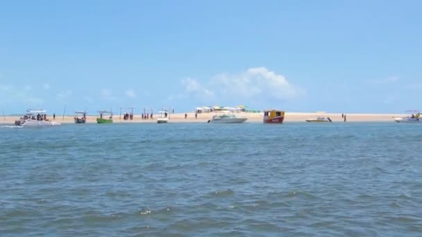 Sirinhaem Brasilien Oktober 2021 Turistbåtar Vid Sandbanken Guadeloupe Turistmålen Katamaran — Stockvideo
