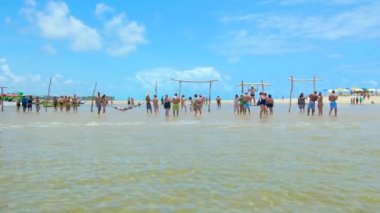 Sirinhaem, PE, Brezilya - 18 Ekim 2021: Turistler Guadeloupe kum bankalarının turistik yerlerinde fotoğraf çekiyorlar. Praia dos Carneiros 'taki katamaran turnesinin turistik yerlerinden biri..