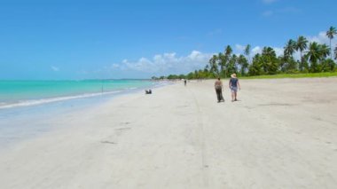 Brezilya Karayipleri olarak bilinen Maragogi plajında yürüyorum. Barra Grande plajı, Brezilya 'nın kuzeydoğusundaki turistik bölge.. 
