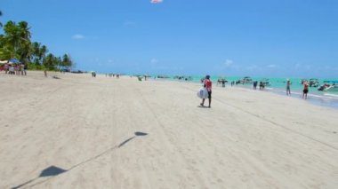 Maragogi, AL, Brezilya - 17 Ekim 2021: Maragogi, Brezilya Karayipleri 'nde güneşli bir gün. Barra Grande plajı, Brezilya 'nın kuzeydoğusunda turistik bir yer. Sağa çevir.