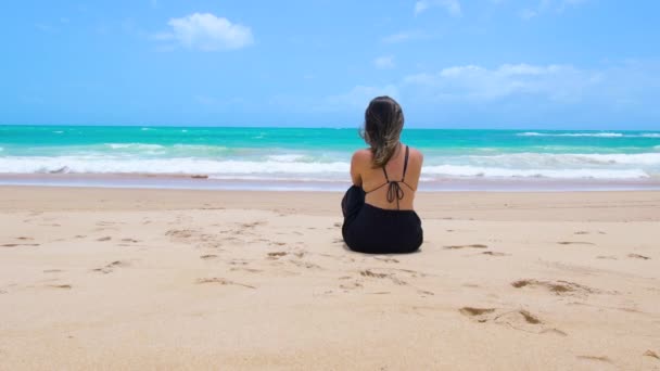 Vacker Kvinna Sitter Stranden Sand Tittar Havet Njuta Den Vackra — Stockvideo