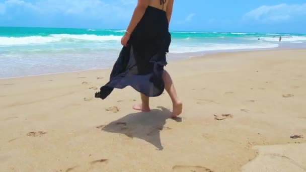 Κοντινό Πλάνο Στα Πόδια Μιας Γυναίκας Που Περπατά Στη Θάλασσα — Αρχείο Βίντεο