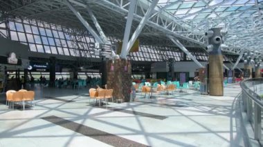 Recife, PE, Brezilya - 19 Ekim 2021: Uluslararası Recife Havaalanı 'nın en üst katı, REC, Guararapes - Gilberto Freyre. Yemek katı ve aşağıdaki diğer katların manzarası..