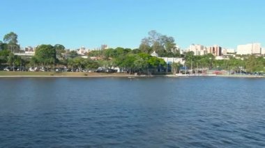 Londrina, PR, Brazil - 19 Aralık 2021: Igapo Gölü 'nün karşısındaki Londrina Yat Kulübü' ne bakın..