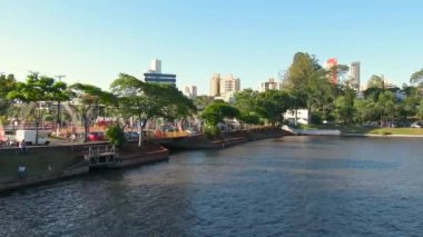 Parana eyaletinin Londrina şehrindeki Igapo Gölü kıyısında Higienopolis Bulvarı. Görüntüyü büyüt.