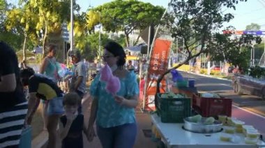 Londrina, PR, Brazil - 19 Aralık 2021: İgapo Gölü 'nün yanındaki Higienopolis Bulvarı' nda yürümek, Noel zamanı yerel halk, turistler ve sokak satıcıları.