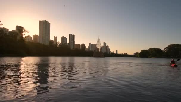 Londrina Brazil December 2021 People Kayaking Sunset Igapo Lake — Vídeo de Stock