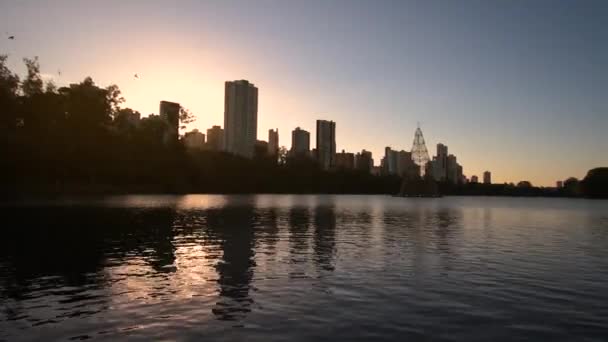 Panoramic View Beautiful Lake Golden Hour Sunset Few Buildings Trees — Wideo stockowe