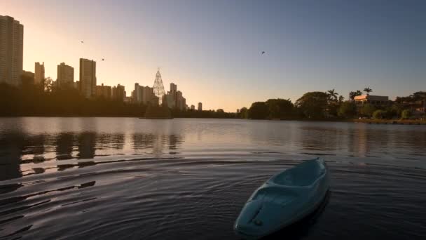 Empty Kayak Floating Calm Lake Sunset Beautiful City Some Buildings — 图库视频影像
