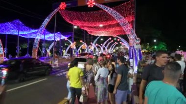 Londrina, PR, Brazil - 19 Aralık 2021: Higienopolis Bulvarı ve gece yılbaşı süslemeleri. Yerel halk ve turistler Noel temalı dekore edilmiş caddeyi ziyaret ediyorlar.