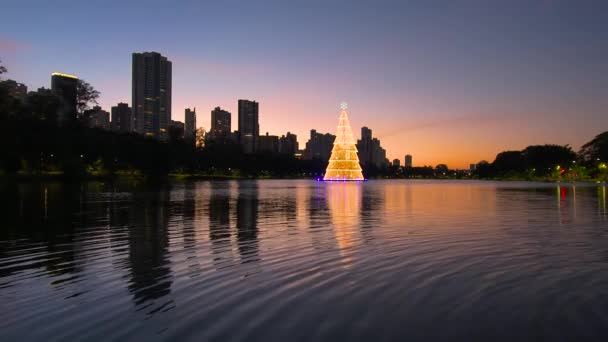 美丽的城市湖在暮色中漂浮着圣诞树 一些建筑物和湖水映衬着大楼 巴西巴拉那州隆德里纳市伊加波湖的视频 — 图库视频影像