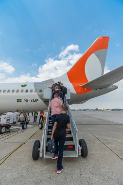 Sao Paulo, SP, Brezilya - 13 Ekim 2021: Congonhas havaalanındaki Gol havaalanının arka kapısından girmek için merdivenlerden çıkan yolcular.