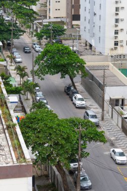 Recife, PE, Brezilya - 14 Ekim 2021: Boa Viagem mahallesinin Rua dos Navegantes sokağına bakın. Bölgenin araba ve binaları.