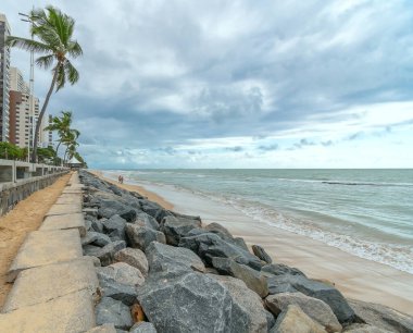 Sabah Boa Viagem plajı, deniz önünde kayalardan ve kumdan oluşan bir patika. Recife Plajı, Beden Eğitimi, Brezilya.