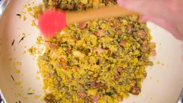 用勺子烹调和调味东北飞娇特罗佩罗 巴西菜 配以调料 切碎和凝乳芝士 — 图库视频影像