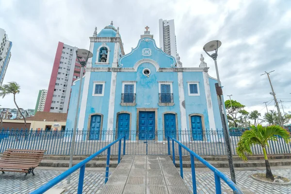 2021年10月14日 巴西Pe累西腓 Boa Viagem广场中央的Nossa Senhora Boa Viagem教区 蓝色和白色教堂的立面 — 图库照片