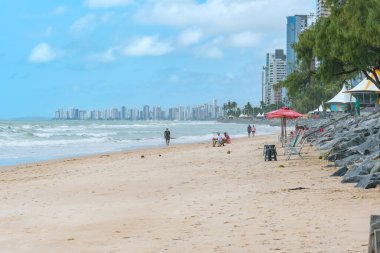 Recife, Beden Eğitimi, Brezilya - 14 Ekim 2021: Arkadaki Boa Viagem plajına ve şehrin binalarına bakın. Sabah, kuzeydoğu sahilinde..