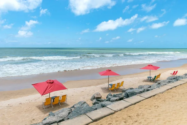 Ξαπλώστρες Και Καρέκλες Στην Άμμο Μιας Όμορφης Τουριστικής Παραλίας Μια — Φωτογραφία Αρχείου