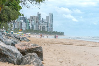 Recife, Beden Eğitimi, Brezilya - 14 Ekim 2021: Arkadaki Boa Viagem plajına ve şehrin binalarına bakın. Sabah, kuzeydoğu sahilinde..