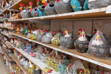 Ipojuca, PE, Brezilya - 14 Ekim 2021: Porto de Galinhas 'ın yerel bir dükkanında tavuk temalı dekorasyon ve araç gereçleri satışı. 