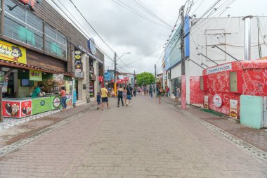 Ipojuca, PE, Brezilya - 14 Ekim 2021: Porto de Galinhas şehir merkezi. Yerel ticaret alanları, hediyelik eşya dükkanları ve restoranlar. Porto de Galinhas 'ın turistik mekanı..