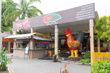 Ipojuca, PE, Brezilya - 14 Ekim 2021: Pitanga - Sabores da Terra, Porto de Galinhas şehir merkezindeki restoran. Girişte büyük horoz heykeli.