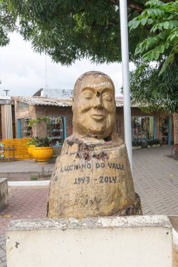 Ipojuca, PE, Brezilya - 14 Ekim 2021: Porto de Galinhas şehir merkezinde spor anlatıcı Luciano do Valle onuruna heykel.