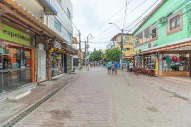Ipojuca, PE, Brezilya - 14 Ekim 2021: Porto de Galinhas şehir merkezi. Yerel ticaret alanları, hediyelik eşya dükkanları ve restoranlar. Porto de Galinhas 'ın turistik mekanı..
