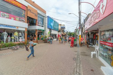Ipojuca, PE, Brezilya - 14 Ekim 2021: Porto de Galinhas şehir merkezi. Yerel ticaret alanları, hediyelik eşya dükkanları ve restoranlar. Porto de Galinhas 'ın turistik mekanı..