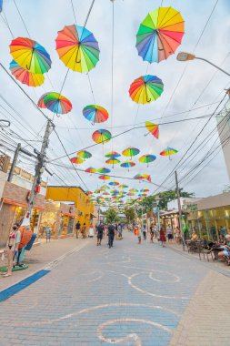 Ipojuca, PE, Brezilya - 14 Ekim 2021: Porto de Galinhas şehir merkezinde, Rua das Piscinas Naturais caddesinde renkli frevo şemsiyelerle süslenmiş sokak. Turizm beldesi.