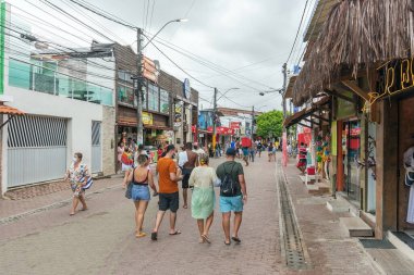 Ipojuca, PE, Brezilya - 14 Ekim 2021: Porto de Galinhas şehir merkezi. Yerel ticaret alanları, hediyelik eşya dükkanları ve restoranlar. Porto de Galinhas 'ın turistik mekanı..