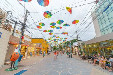Ipojuca, PE, Brezilya - 14 Ekim 2021: Porto de Galinhas şehir merkezinde, Rua das Piscinas Naturais caddesinde renkli frevo şemsiyelerle süslenmiş sokak. Turizm beldesi.