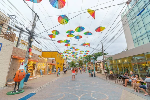 Ipojuca, PE, Brezilya - 14 Ekim 2021: Porto de Galinhas şehir merkezinde, Rua das Piscinas Naturais caddesinde renkli frevo şemsiyelerle süslenmiş sokak. Turizm beldesi.