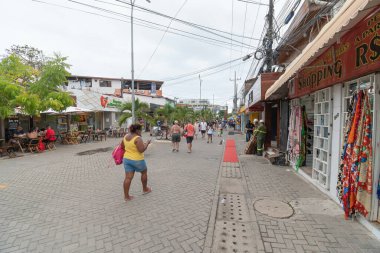 Ipojuca, PE, Brezilya - 14 Ekim 2021: Porto de Galinhas şehir merkezi. Ticaret, hediyelik eşya dükkanları ve restoranlar, köyün turistik yerleri..