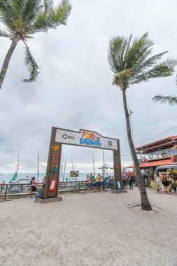 Ipojuca, PE, Brezilya - 14 Ekim 2021: Porto de Galinhas şehir merkezinin girişindeki sahil kapısı, turizm merkezi ve restoranlar.