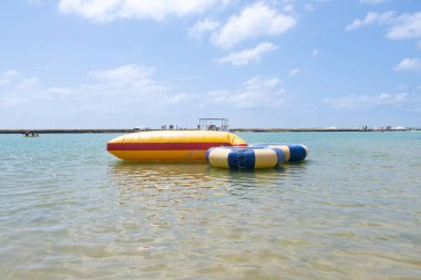 Muro Alto plajı, Ipojuca, Pernambuco, Brezilya 'daki dev şişme yatak ve turistik şamandıralar..