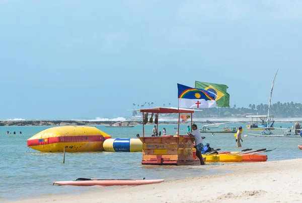 Ipojuca ブラジル 2021年10月15日 リーフウォールに囲まれた暖かく穏やかな水でポルト ガリニャスの楽園の有名なビーチであるムロ アルトビーチでのフローティングバーと水上スポーツ — ストック写真