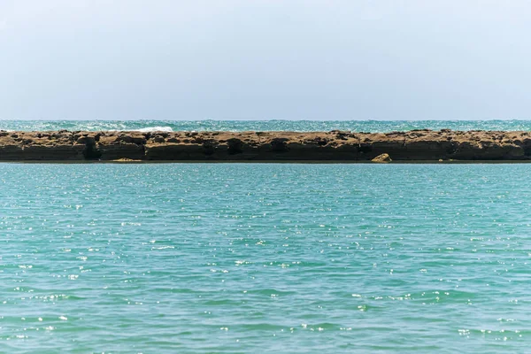 Muralla Arrecife Entre Las Tranquilas Aguas Playa Muro Alto Mar — Foto de Stock