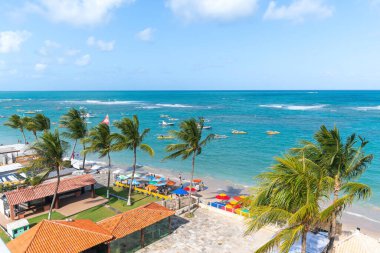 Ipojuca, PE, Brezilya - 15 Ekim 2021: Porto de Galinhas plajı, Brezilya 'nın kuzeydoğu sahili, Pernambuco turistik bölgesi. Plajın havadan görünüşü.