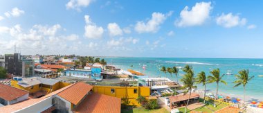 Ipojuca, PE, Brezilya - 15 Ekim 2021: panoramik manzara Porto de Galinhas şehir merkezi ve plaj, Pernambuco turizm merkezi. Köyün ve sahilin havadan görüntüsü..